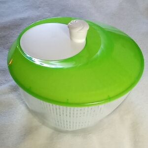 SALAD SPINNER GREEN + WHITE! BRAND NEW NO TAG
